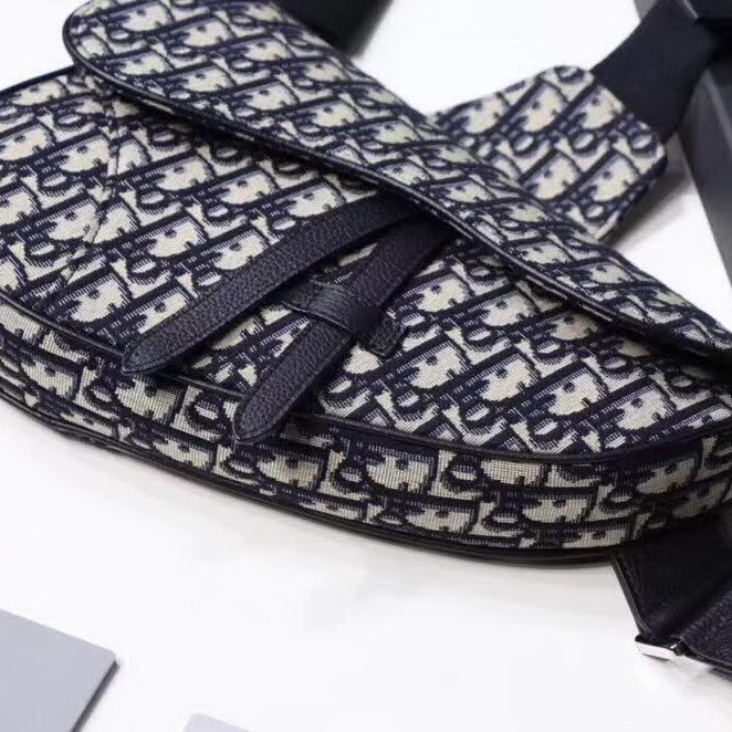 【原版皮】迪奥/Dior 马鞍包，选用Oblique提花帆布搭配同色系牛皮皮革裁制而成，饰有Christian Dior带扣细节，彰显出自由与独特个性，看起来帅气又低调