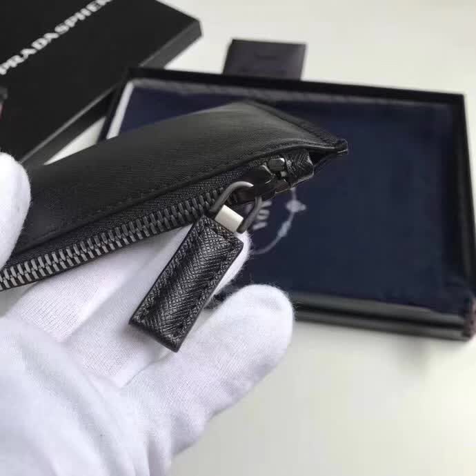 【原版皮】普拉达/Prada 男士手包，选用十字纹小牛皮裁制而成，边角点缀拼色皮革字唛徽标，款号：2NG005