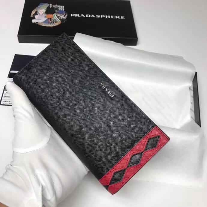 【原版皮】普拉达/Prada 西装钱夹，选用十字纹牛皮裁制而成，饰以菱形拼色，精湛走线均匀整齐，油边顺滑，款号：2MV836