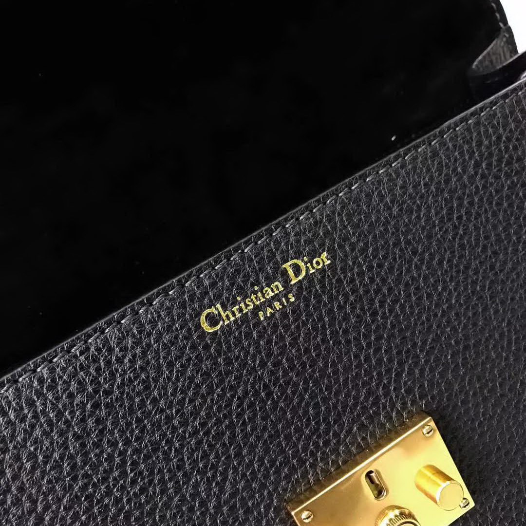 【原版皮】迪奥/Dior 手提包，选用荔枝纹小牛皮裁制而成，饰以品牌标识字母锁扣，低调奢华，简约时尚