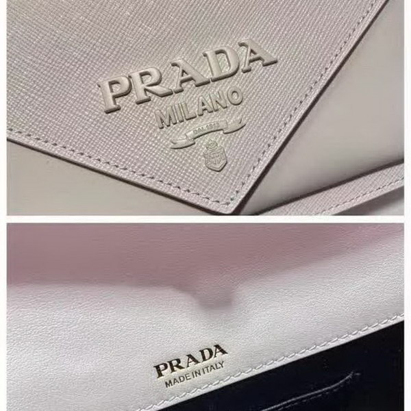 【原版皮】普拉达/Prada 肩背包，诠释精致的极简主义设计格调，一枚金属徽标点缀其上，昭示品牌身份，可拆卸可调式皮革肩带，又可当手包，内配可拆卸镜子，款号： 1BP020