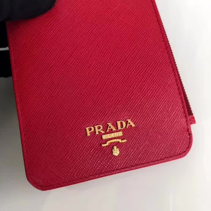 【原版皮】普拉达/Prada 卡包，男女通用款，选用十字纹牛皮裁制而成，点缀金色散字唛徽标，超大容量