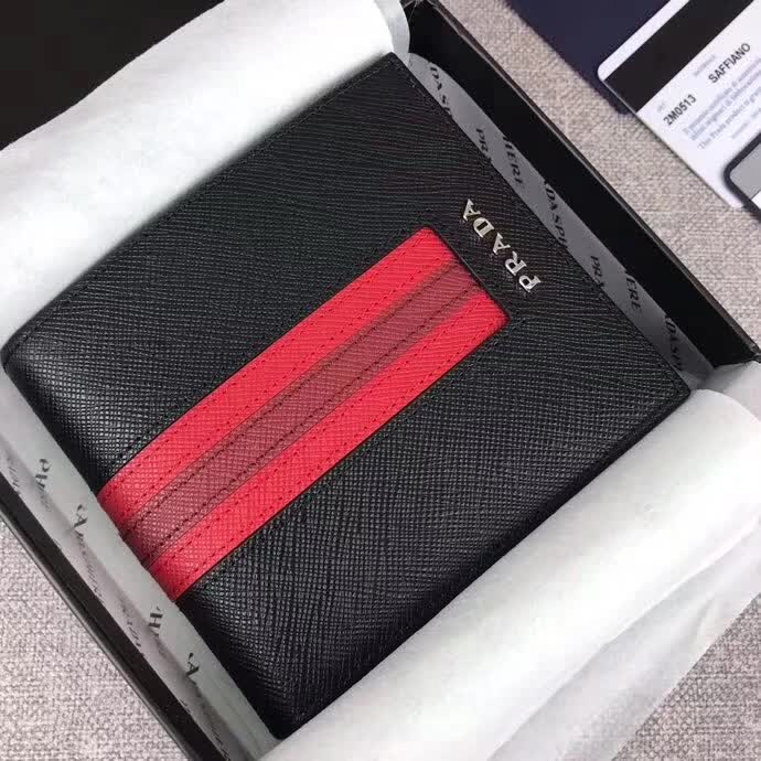 【原版皮】普拉达/Prada 短款钱夹，选用十字纹小牛皮镶嵌彩带皮革裁制而成，精湛走线均匀整齐，做工精湛，款号：2M0513