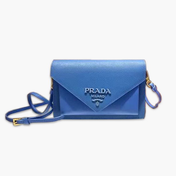 【原版皮】普拉达/Prada 肩背包，诠释精致的极简主义设计格调，一枚金属徽标点缀其上，昭示品牌身份，可拆卸可调式皮革肩带，又可当手包，内配可拆卸镜子，款号： 1BP020