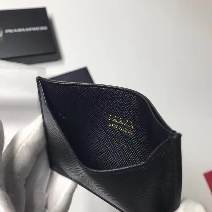 【原版皮】普拉达/Prada 卡包，选用十字纹牛皮裁制而成，精湛走线均匀整齐，油边顺滑，做工精致如图可见，款号：1MC208