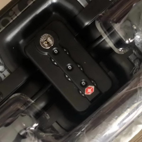 迪奥Dior X 日默瓦/RiMoWa 独家定制款化妆箱，汇集艺术,时尚与设计，领先时装周发售，体现精湛的手工匠艺和专业技术