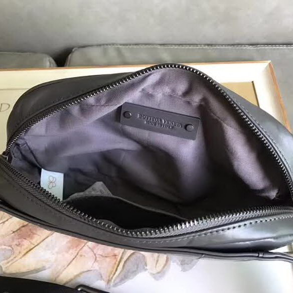 【原版皮】葆蝶家/Bottega Veneta 胸包，经典爆款，选用高光胎牛皮裁制而成，搭配哑锖色五金，所有材料都精挑细选