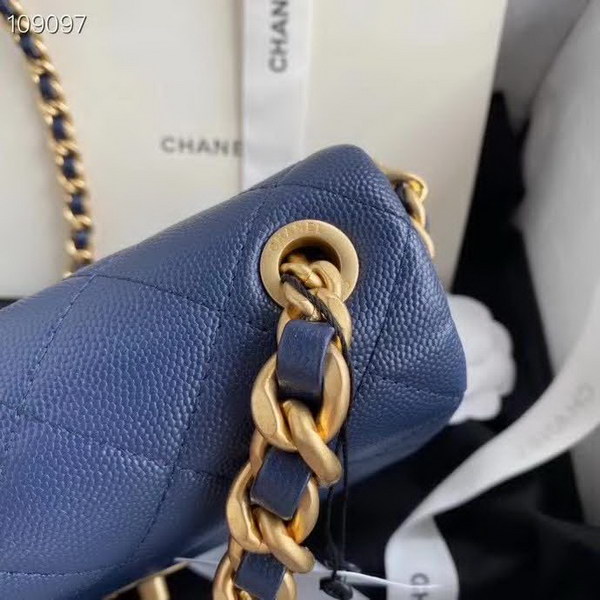 【原版皮】香奈儿/Chanel 新款口盖包，选用牛皮颗粒经过特殊工艺抛光，皮面略微亮闪闪，增加了耐磨度同时又超质感，经典的菱格纹设计，双C纽扣设计，19的皮穿金属粗链条，款号：AS1895