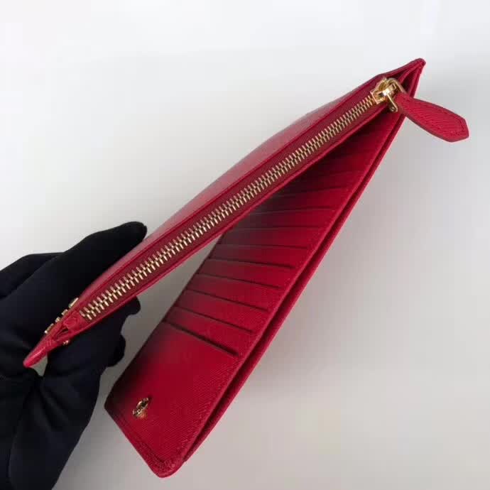 【原版皮】普拉达/Prada 卡包，男女通用款，选用十字纹牛皮裁制而成，点缀金色散字唛徽标，超大容量