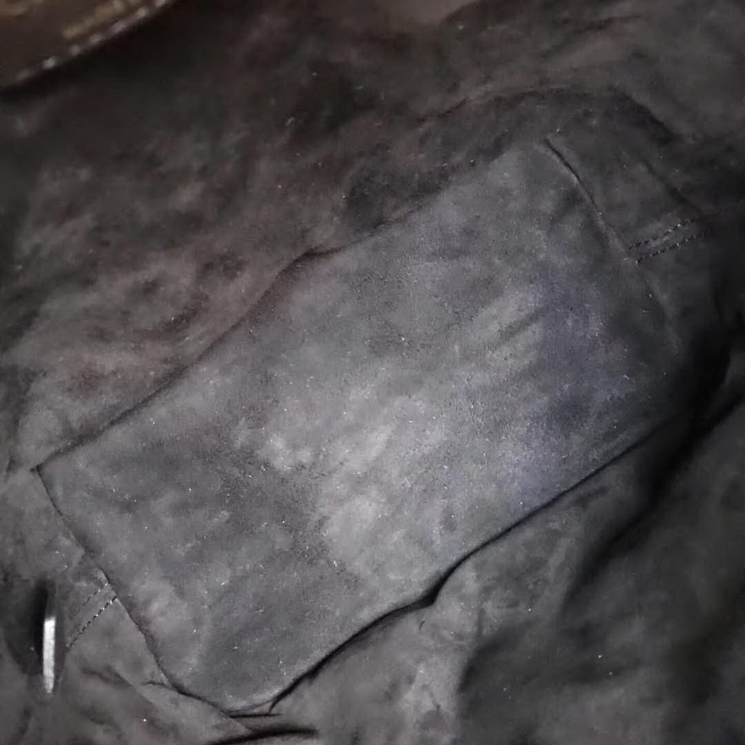 【原版皮】迪奥/Dior 水桶包，选用柔软羊皮精心裁制而成，整个包身绗缝藤格纹，看起来帅气又低调