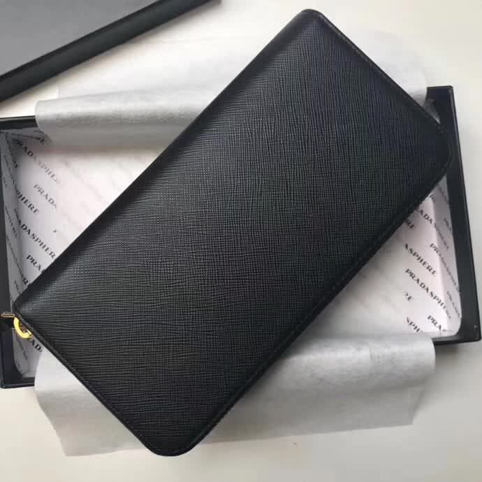 【原版皮】普拉达/Prada 拉链钱夹，选用十字纹小牛皮裁制而成，正面点缀金色散字徽标，尽显高档时尚，低调而又奢华，款号：1ML506