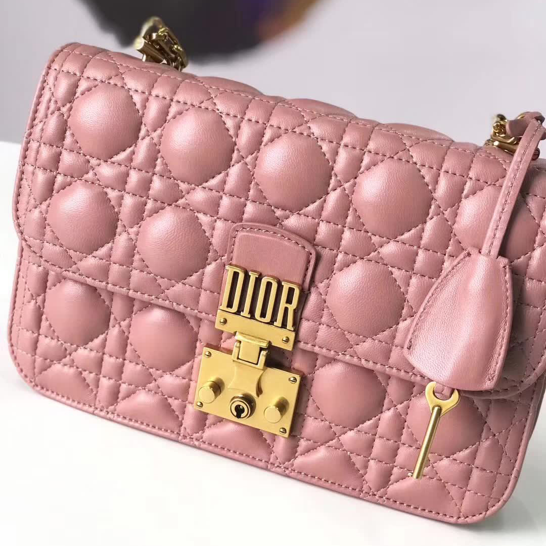 【原版皮】迪奥/Dior 链条包，选用小羊皮绗缝藤格纹，饰以精致又摩登复古品牌标识锁扣，很有年代感，搭配链条肩带，真是perfect