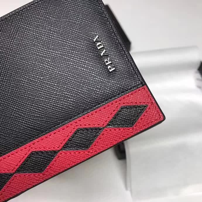 【原版皮】普拉达/Prada 短款钱夹，选用十字纹牛皮裁制而成，饰以菱形拼色，精湛走线均匀整齐，油边顺滑，款号：2M0513