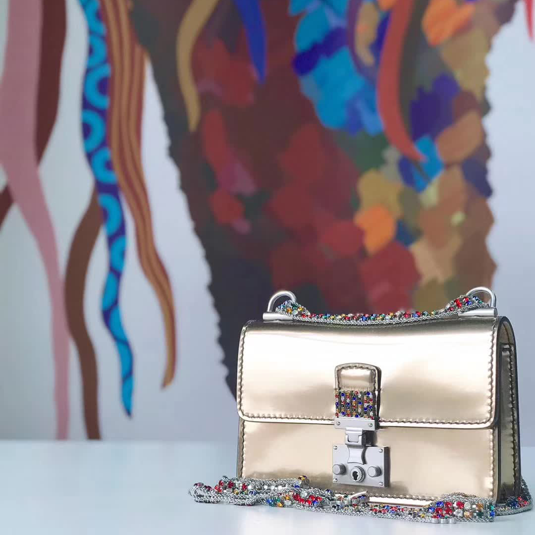 【原版皮】迪奥/Dior 链条包，选用光滑漆牛皮裁制而成，饰以点缀彩色钻粒的品牌标识字母锁扣，设计很特别，不容易撞款，链条缀满彩色钻粒，美得不要不要的，款号：5817