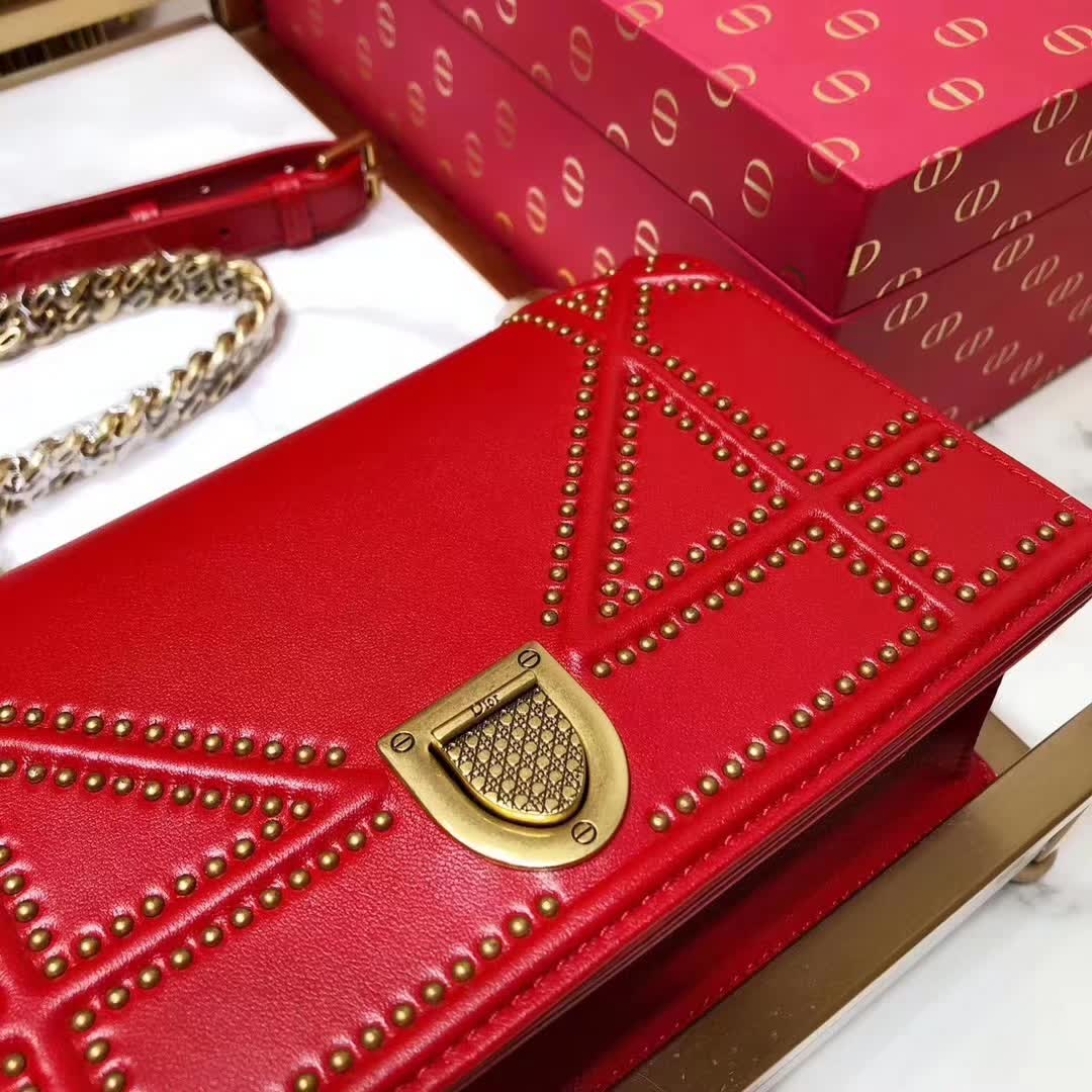 【原版皮】迪奥/Dior 链条包，选用小羊皮裁制而成，缀以饰钉 Archicannage藤格纹图案，徽章锁扣，美得不要不要的