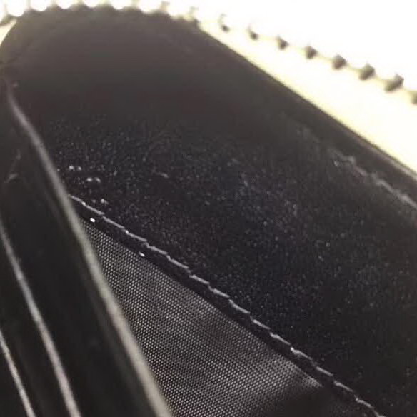 【原版皮】普拉达/Prada 拉链钱夹，选用十字纹牛皮裁制而成，饰以黑色经典丝印徽标，风格优雅简约，款号：2ML317