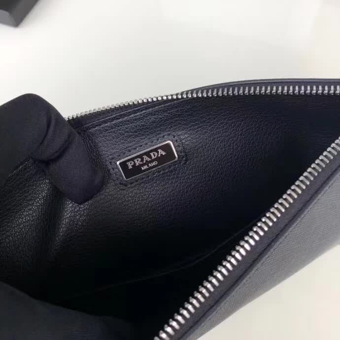 【原版皮】普拉达/Prada 男士手包，选用十字纹小牛皮镶嵌彩带皮革裁制而成，经典之作，简单时尚，款号：2NG005