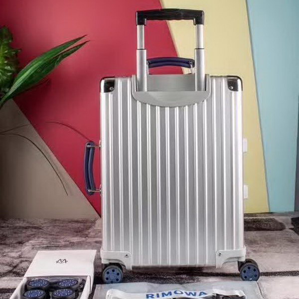 日默瓦/Rimowa 旅行箱，全​铝​镁‎合金，经典款​的新版‎本，彩色皮质把手，购买就送透明套，4个轮子，2个手把，绑带，想怎么换就怎么换，永远是街头机场最靓的你