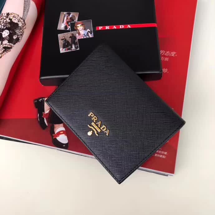 【原版皮】普拉达/Prada 短款钱夹，选用十字纹小牛皮裁制而成，点缀金色散字唛徽标，简单实用，提升个人品味的一款，款号：1M0204