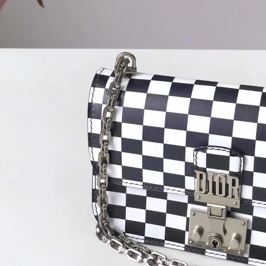【原版皮】迪奥/Dior 链条包，黑白格之间的搭配，显得这个包格外有特色，饰以精致又摩登复古品牌标识锁扣，很有年代感，搭配链条肩带，真是perfect，款号：M5816
