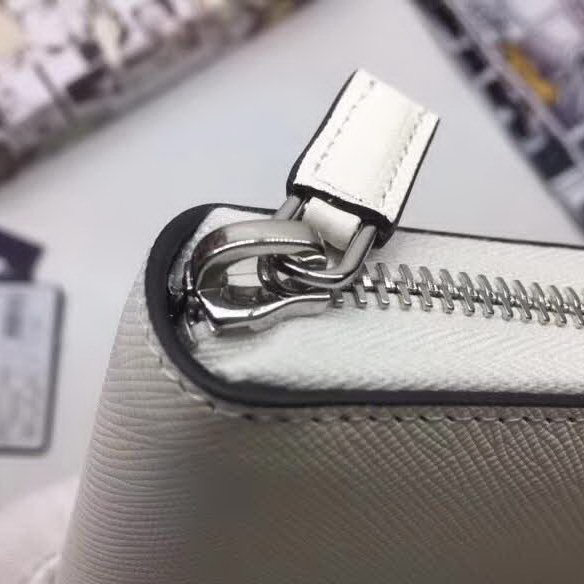 【原版皮】普拉达/Prada 拉链钱夹，选用十字纹牛皮裁制而成，饰以黑色经典丝印徽标，风格优雅简约，款号：2ML317