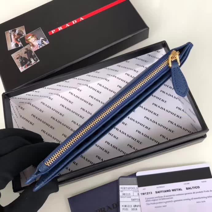 【原版皮】普拉达/Prada 卡包，男女通用款，选用十字纹牛皮裁制而成，点缀金色散字唛徽标，超大容量