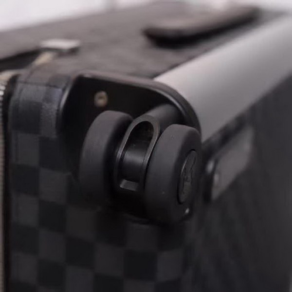 路易威登/LV Horizon 55旅行箱，每一处设计细节无不散发出创新与轻盈的风格，全新的TSA箱锁到滚轮，创新四轮拉杆箱，提供令人惊异的高容量，，款号：N23209