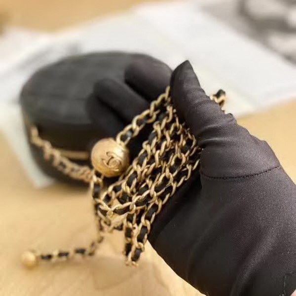 【原版皮】香奈儿/Chanel 金球系列小圆饼包，采用小羊皮精心裁制而成，柔软细腻搭配这季最火爆的链条，神奇的小金球能控制肩带长短，平时出门带的口红车钥匙纸巾都能放，款号：AS0366