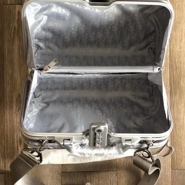 迪奥Dior X 日默瓦/RiMoWa 独家定制款化妆箱，汇集艺术,时尚与设计，领先时装周发售，体现精湛的手工匠艺和专业技术