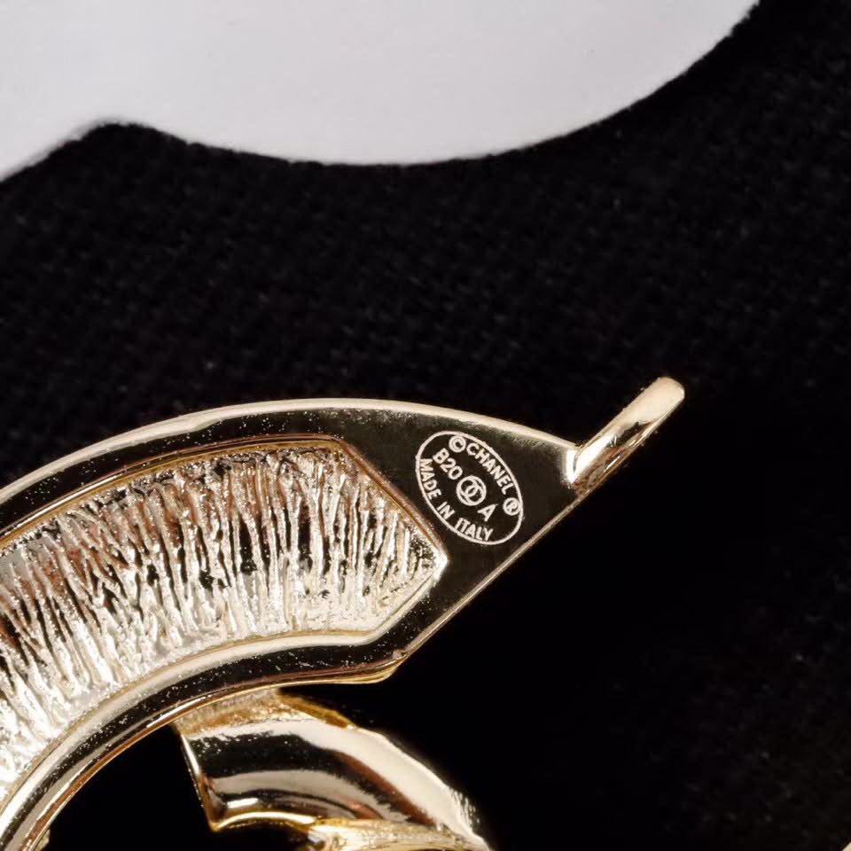 20秋季最新专柜款-Chanel圆形珍珠耳环，细节满满的一款，以及背面五金的细腻，完美一对耳环用了64颗施华洛世奇珍珠，50粒施华洛世奇钻