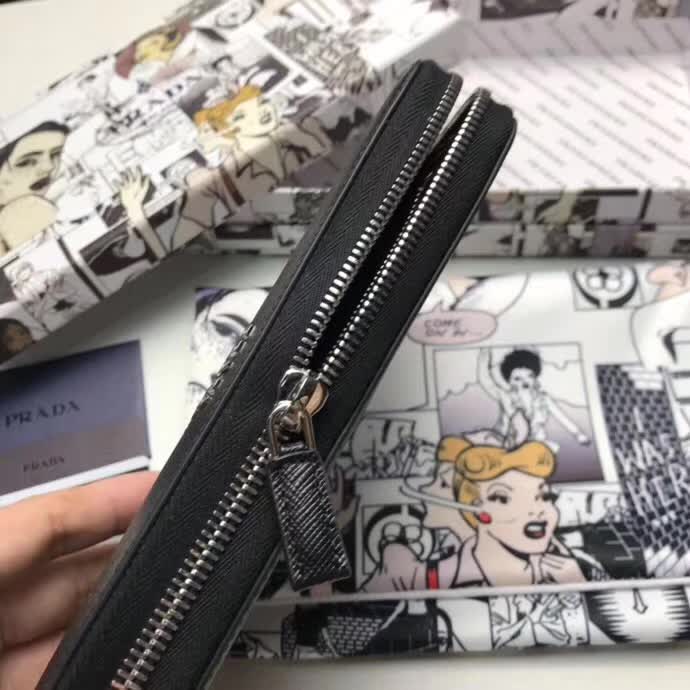 【原版皮】普拉达/Prada 拉链钱夹，选用十字纹小牛皮镶嵌彩带鳄鱼纹裁制而成，经典之作，简单时尚，款号：2ML317
