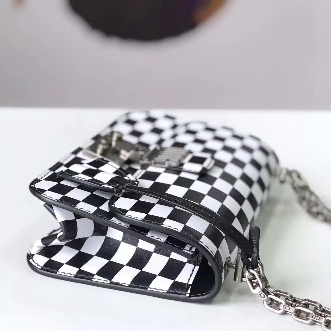 【原版皮】迪奥/Dior 链条包，黑白格之间的搭配，显得这个包格外有特色，饰以精致又摩登复古品牌标识锁扣，很有年代感，搭配链条肩带，真是perfect，款号：M5816