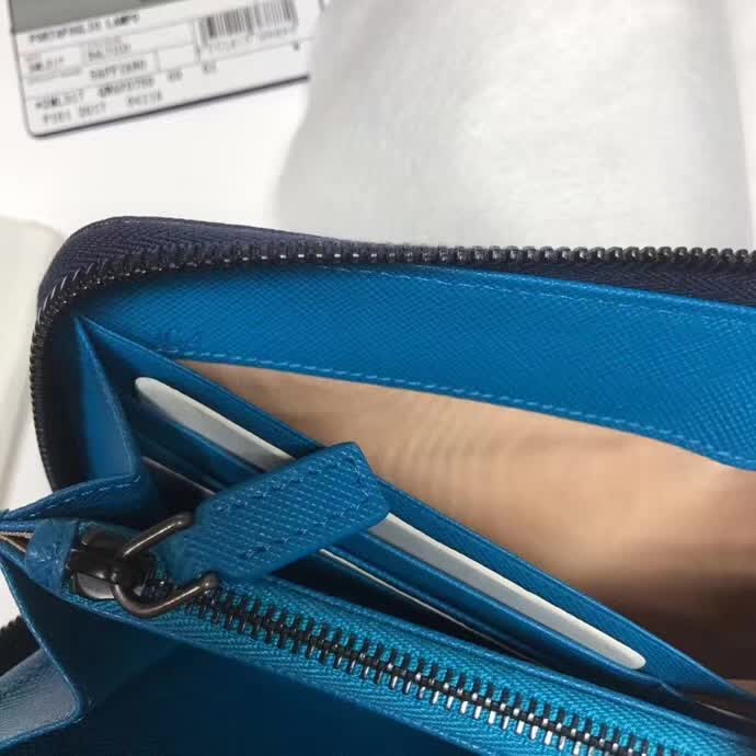 【原版皮】普拉达/Prada 拉链钱夹，选用十字纹牛皮裁制而成，饰以菱形拼色，精湛走线均匀整齐，油边顺滑，款号：2ML317