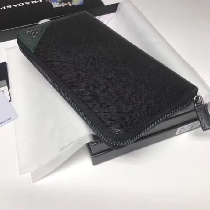 【原版皮】普拉达/Prada 拉链钱夹，选用十字纹小牛皮裁制而成，边角点缀三角散字徽标，经典之作，简单时尚，款号：2ML188