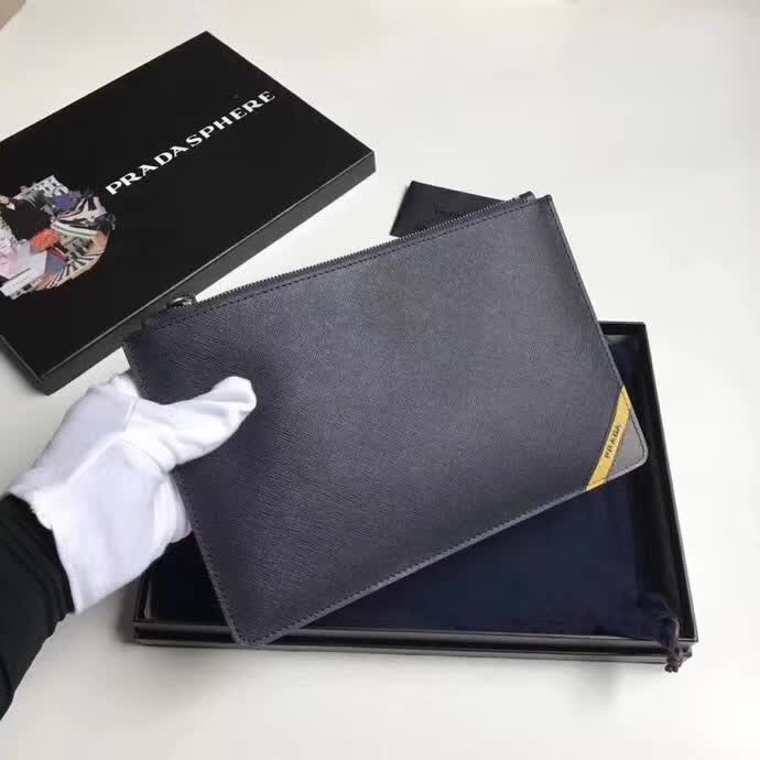 【原版皮】普拉达/Prada 男士手包，选用十字纹小牛皮裁制而成，边角点缀拼色皮革字唛徽标，款号：2NG005