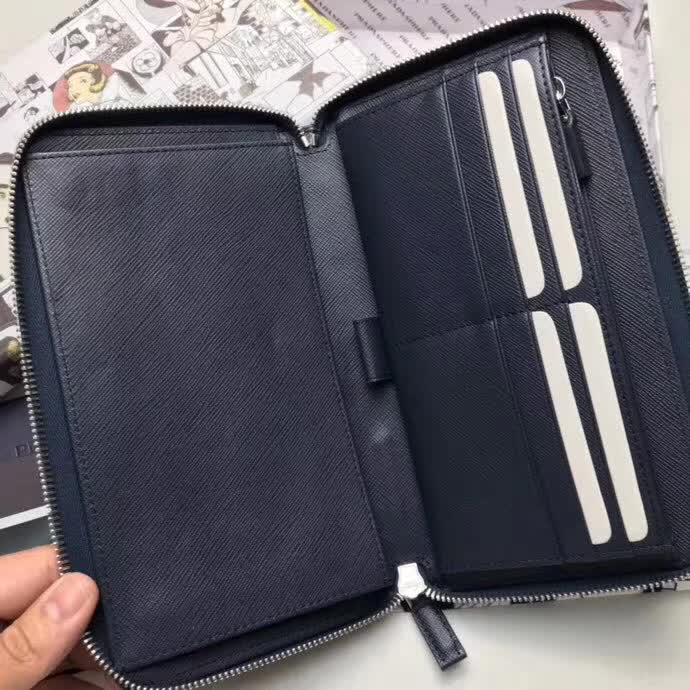 【原版皮】普拉达/Prada 拉链钱夹，选用十字纹小牛皮镶嵌彩带鳄鱼纹裁制而成，经典之作，简单时尚，款号：2ML188