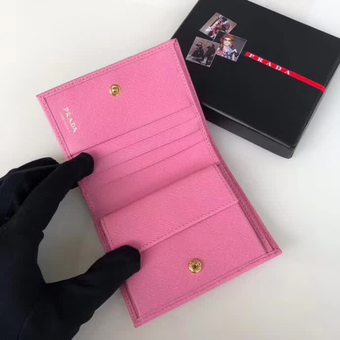 【原版皮】普拉达/Prada 短款钱夹，选用十字纹小牛皮裁制而成，点缀金色散字唛徽标，简单实用，提升个人品味的一款，款号：1M0204