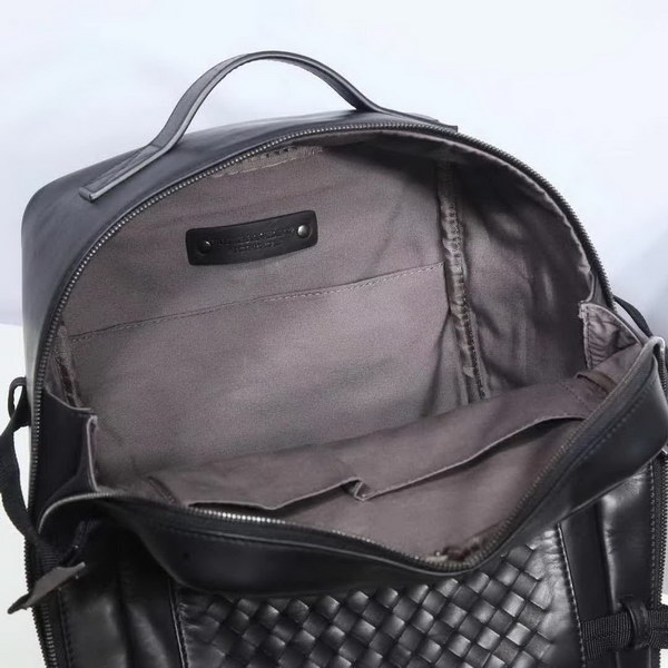 【原版皮】宝缇嘉/BV 男士双肩包，采用leggero皮革打造，配以方形设计，款式实用轻便，配有intrecciato编织中央隔层和柔软侧围，款号：80187808