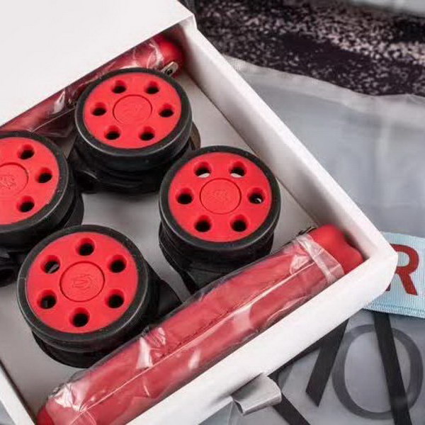 日默瓦/Rimowa 旅行箱，全​铝​镁‎合金，经典款​的新版‎本，彩色皮质把手，购买就送透明套，4个轮子，2个手把，绑带，想怎么换就怎么换，永远是街头机场最靓的你