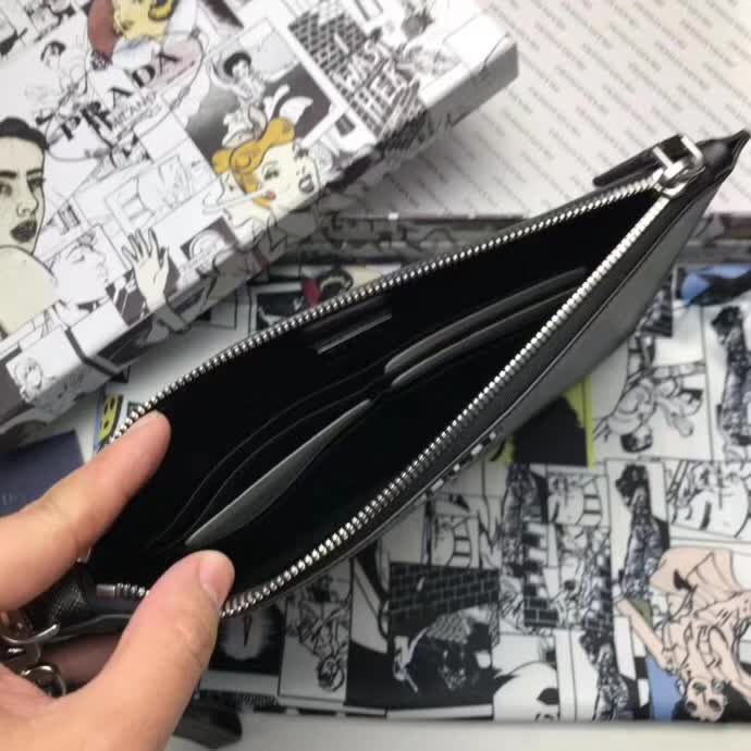 【原版皮】普拉达/Prada 男士手包，选用十字纹小牛皮镶嵌彩带鳄鱼纹裁制而成，经典之作，简单时尚，款号：2NG005