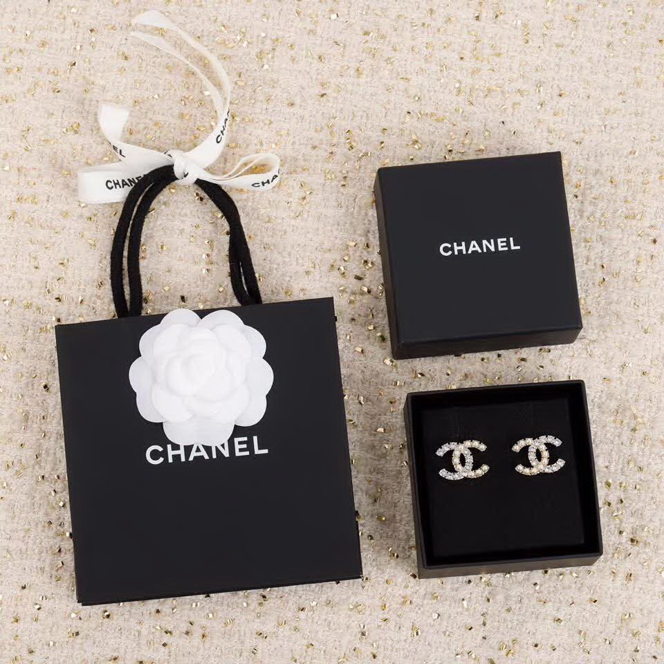 20秋季最新专柜款-Chanel经典款珍珠耳钉，细节满满的一款，以及背面五金的细腻，完美