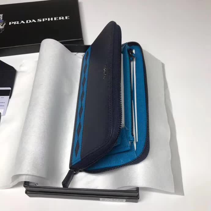 【原版皮】普拉达/Prada 拉链钱夹，选用十字纹牛皮裁制而成，饰以菱形拼色，精湛走线均匀整齐，油边顺滑，款号：2ML317