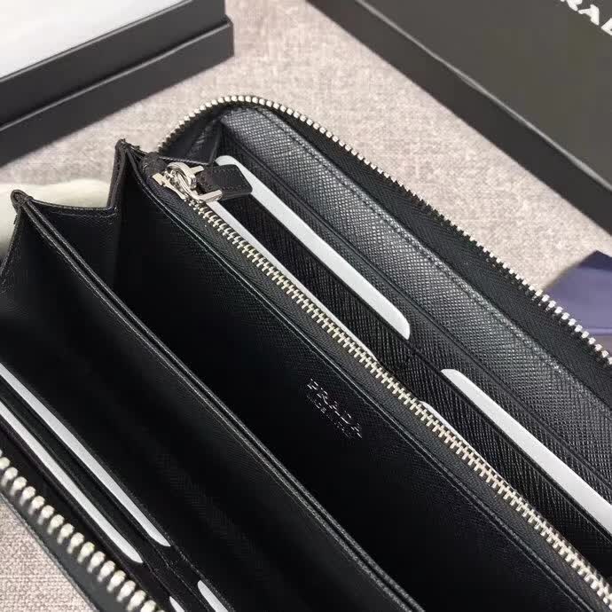 【原版皮】普拉达/Prada 拉链钱夹，选用十字纹小牛皮裁制而成，绗缝特别的皮革徽标设计凸显个性，时尚炫酷，就是要你好看，款号：2ML317