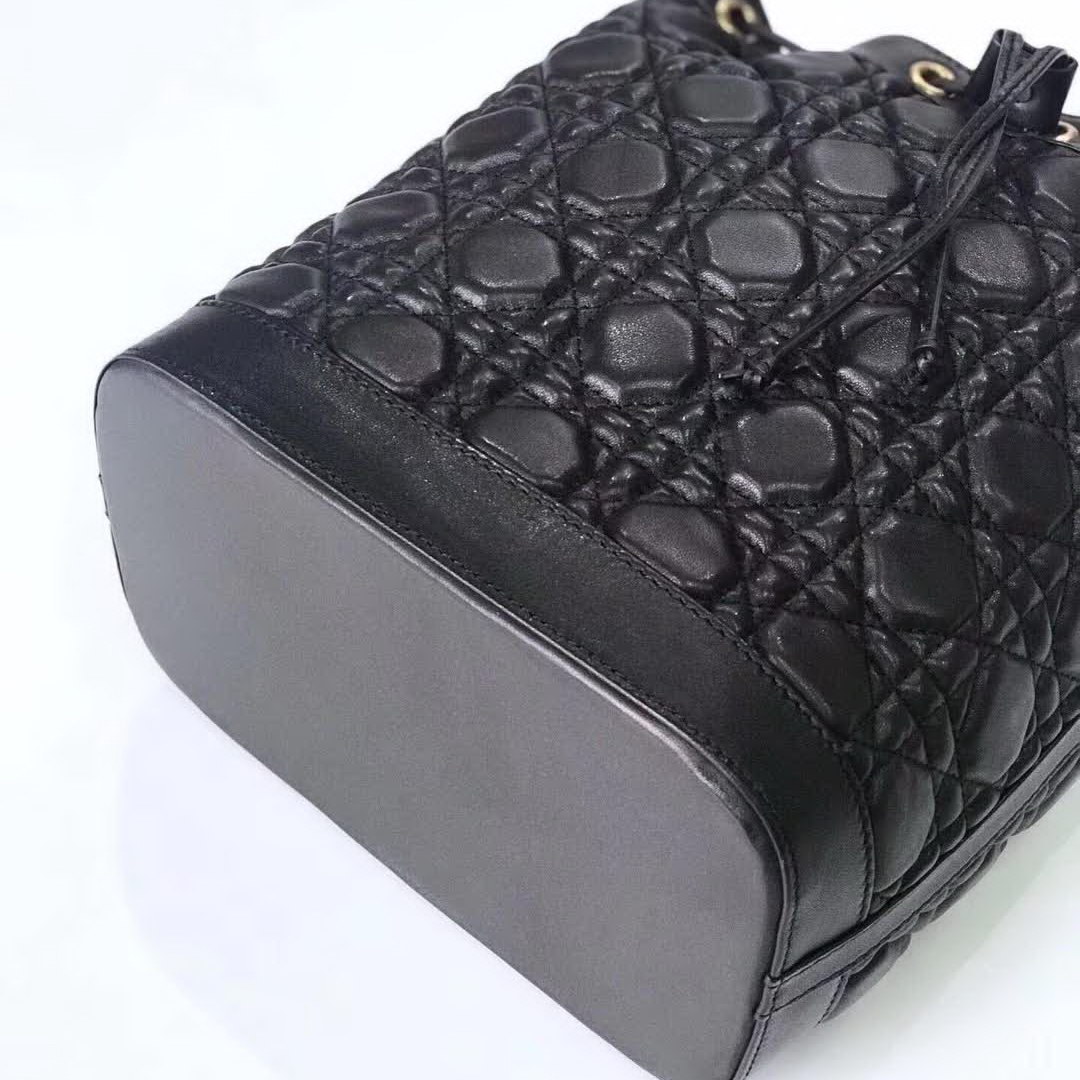 【原版皮】迪奥/Dior 水桶包，选用柔软羊皮精心裁制而成，整个包身绗缝藤格纹，看起来帅气又低调