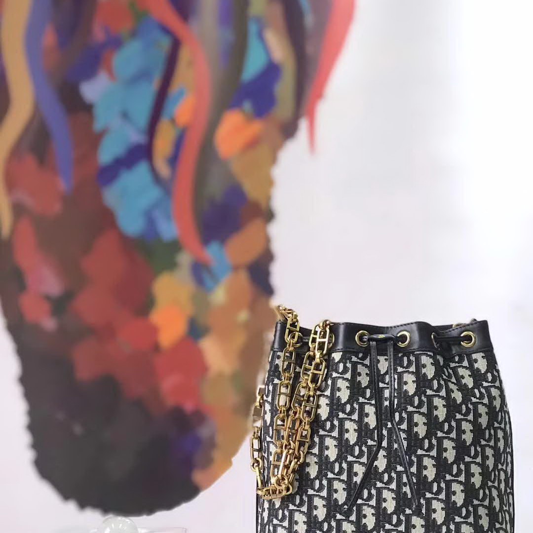 【原版皮】迪奥/Dior 水桶包，选用Oblique提花帆布搭配同色系牛皮皮革裁制而成，简约时尚，看起来帅气又低调