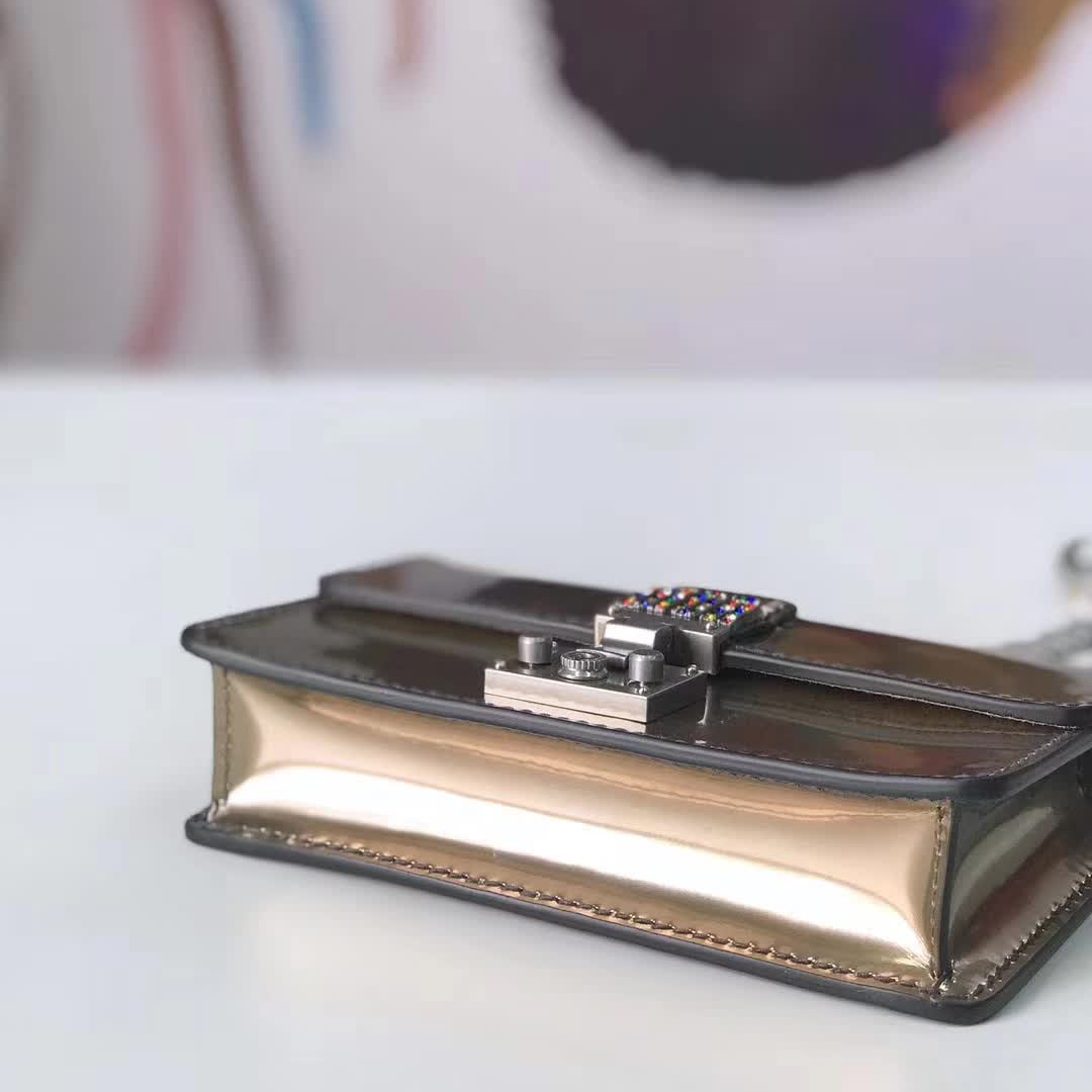 【原版皮】迪奥/Dior 链条包，选用光滑漆牛皮裁制而成，饰以点缀彩色钻粒的品牌标识字母锁扣，设计很特别，不容易撞款，链条缀满彩色钻粒，美得不要不要的，款号：5817