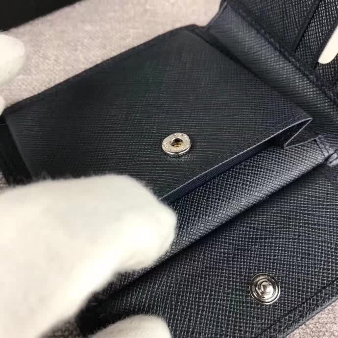【原版皮】普拉达/Prada 短款钱夹，选用十字纹小牛皮裁制而成，边角点缀散字唛徽标，经典之作，简单时尚，款号：2M0738