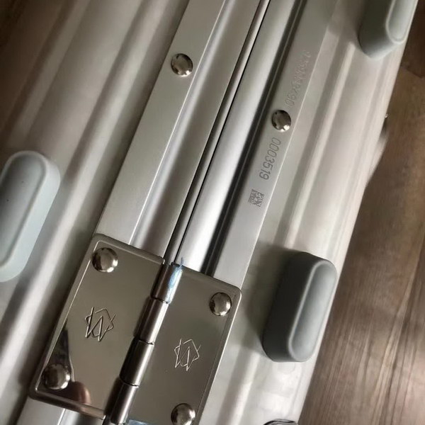 迪奥Dior X 日默瓦/RiMoWa 独家定制款化妆箱，汇集艺术,时尚与设计，领先时装周发售，体现精湛的手工匠艺和专业技术