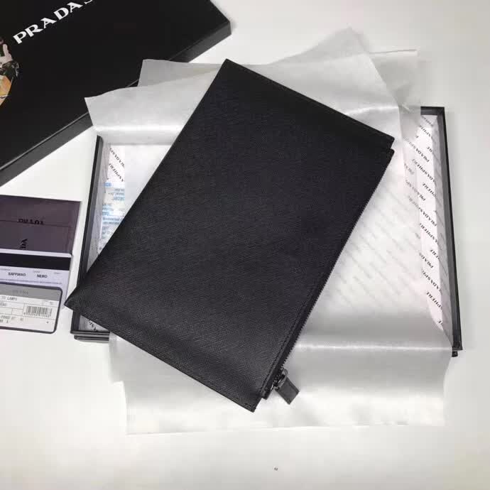 【原版皮】普拉达/Prada 男士手包，选用十字纹小牛皮裁制而成，正面点缀品牌三角散字徽标，款号：2NG05V