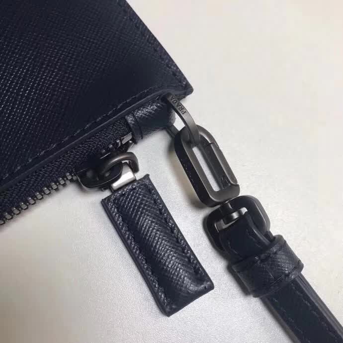 【原版皮】普拉达/Prada 男士手包，选用十字纹小牛皮裁制而成，边角点缀同色小公仔徽标，尽显高档时尚，低调而又奢华，款号：2NG005